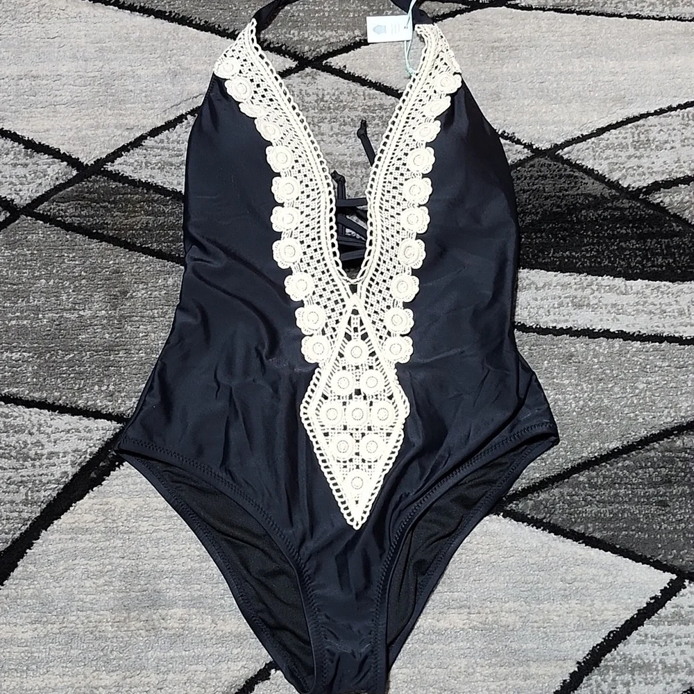 KONA SOL BLACK & CREAM CROCHET PLUNGE ONE-PIECE HALTER SWIMSUIT MEDIUM